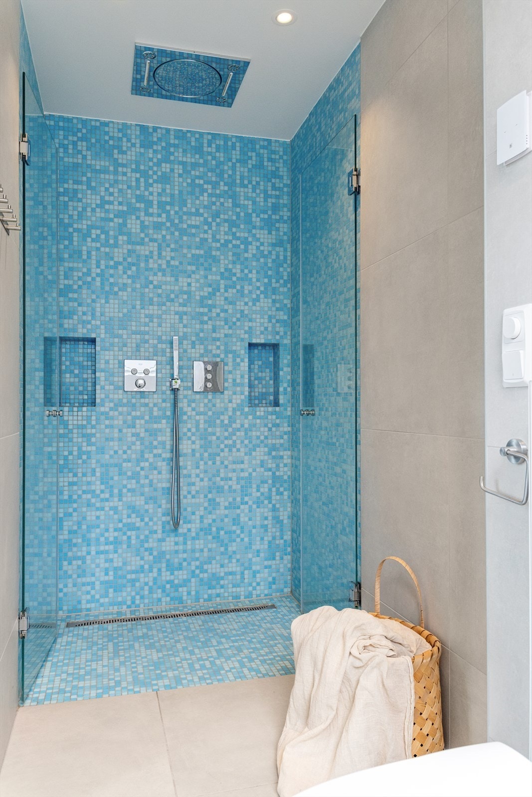 Baderommet har en romslig og påkostet dusj medfølgende regndusj med flere innstillinger. Glassdører og vegghengt toalett. Galleribilde