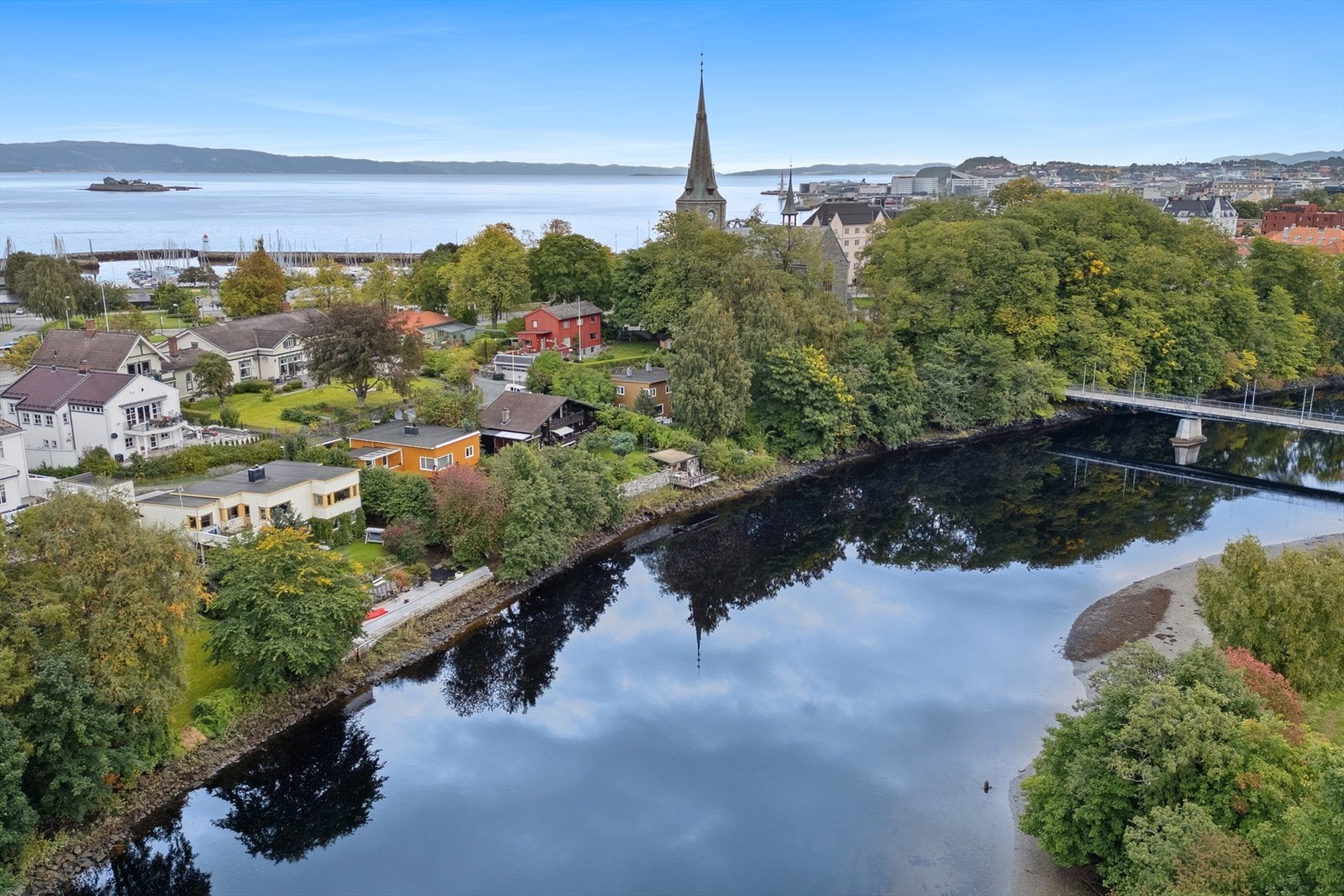 Nidelven med sine populære turstier ligger i umiddelbar nærhet. Galleribilde