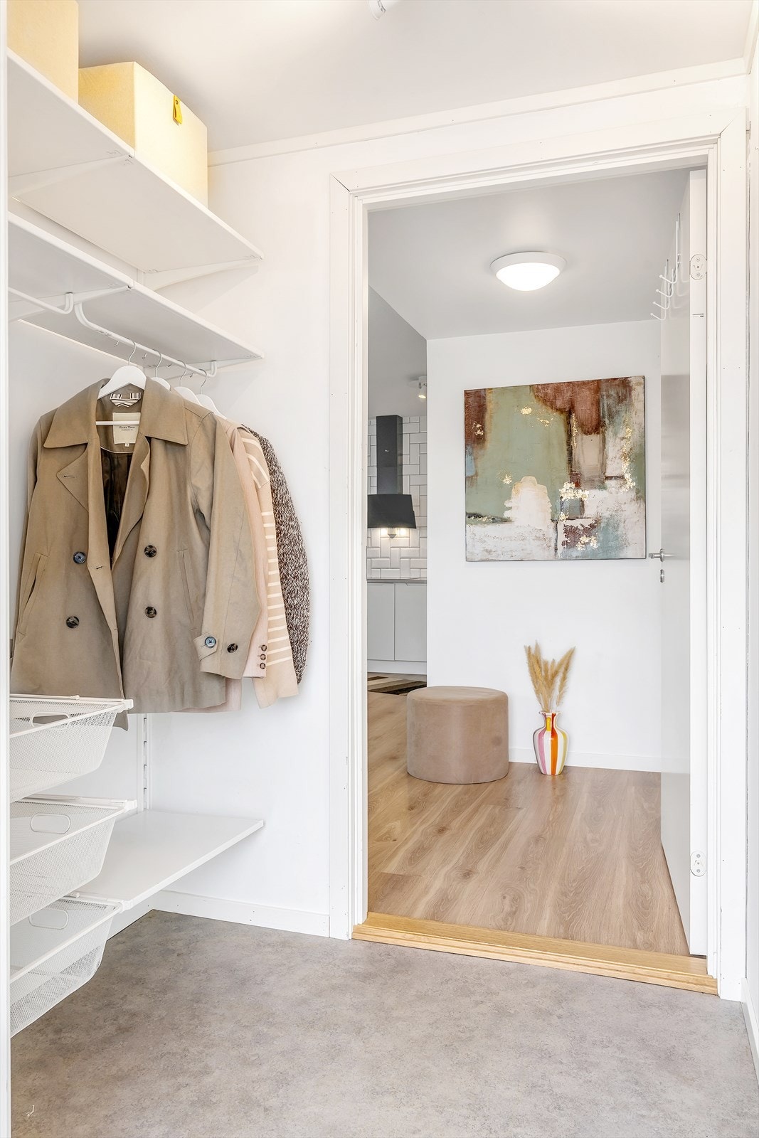 Velkommen inn til entre med plass til å henge i fra seg klær og sko Galleribilde