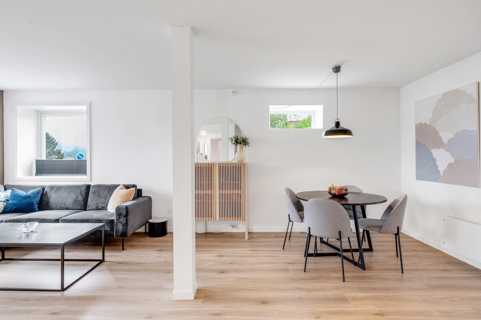 Her er det en stor stue med plass til å innrede meg egne møbler Galleribilde
