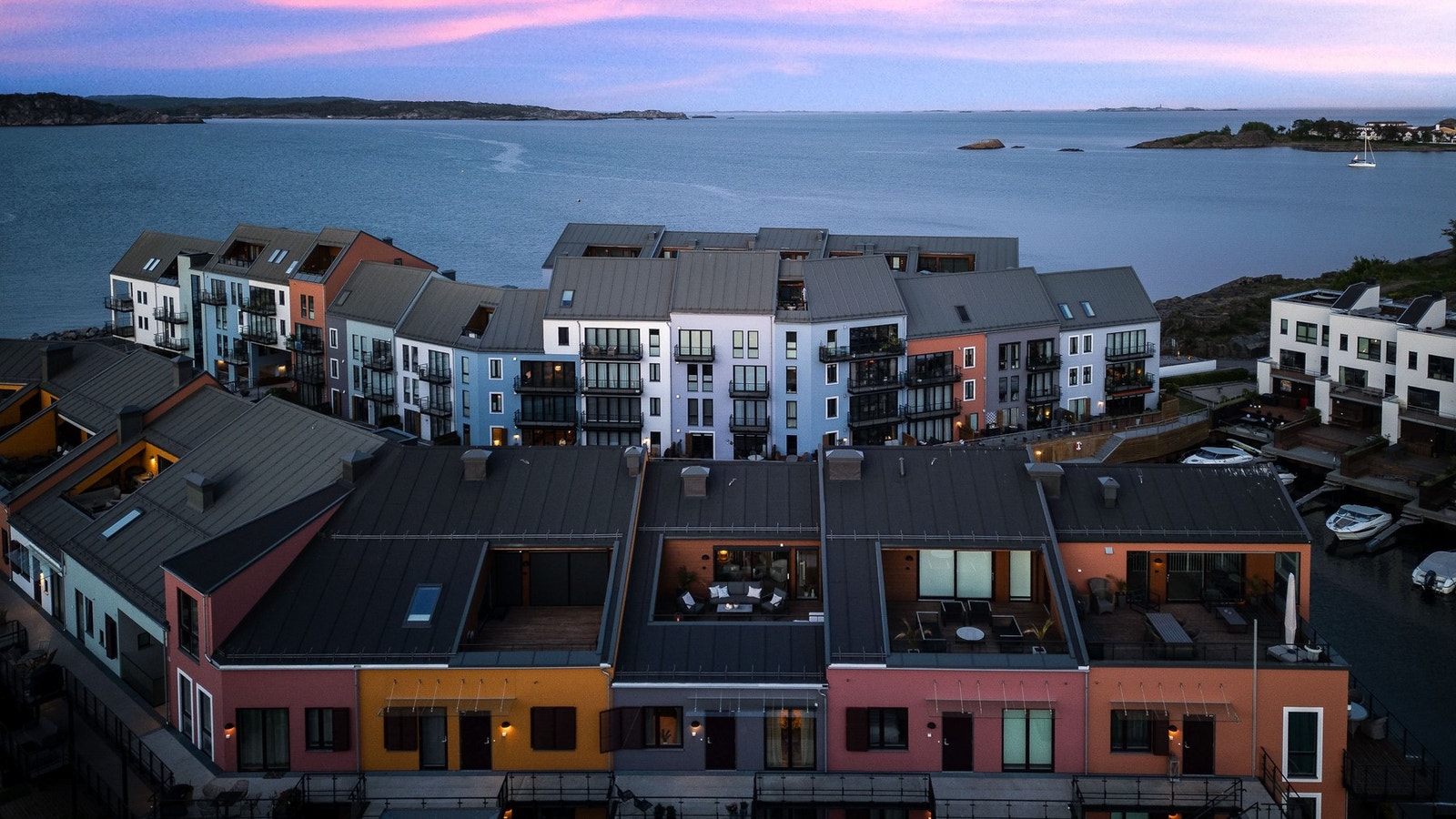 Leiligheten er nr. tre fra høyre. Her sitter du helt usjenert og med sen kveldssol. Galleribilde