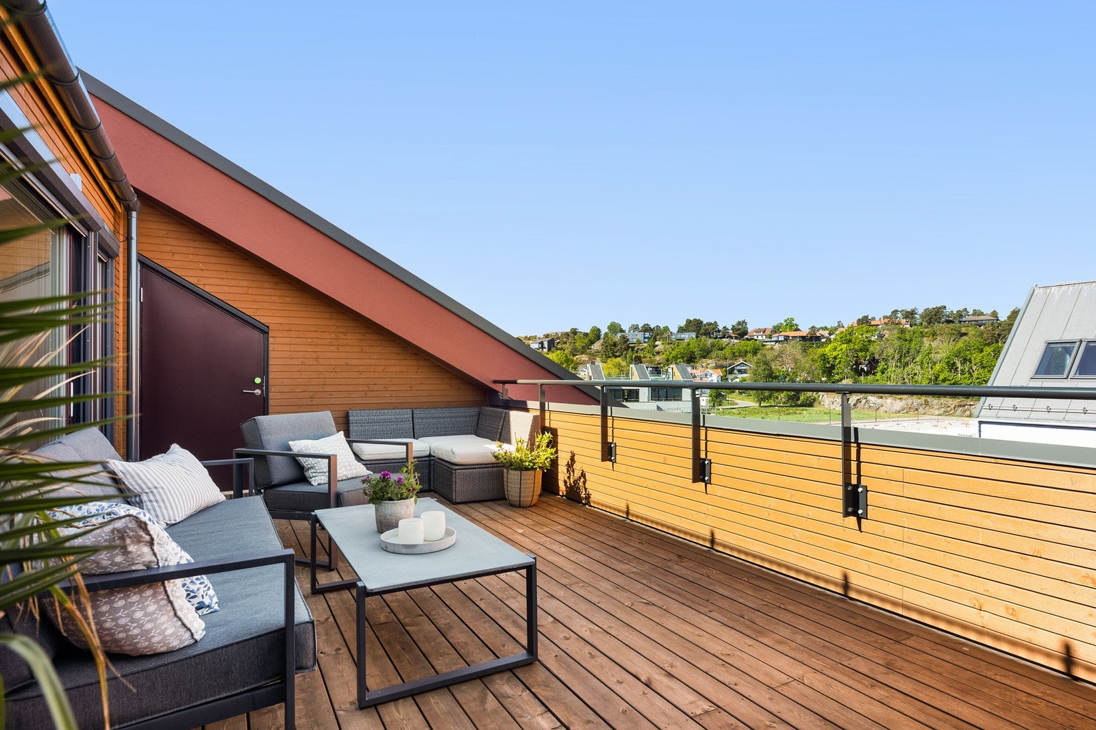 Nydelig takterrasse hvor det er usjenert og solrikt. Galleribilde