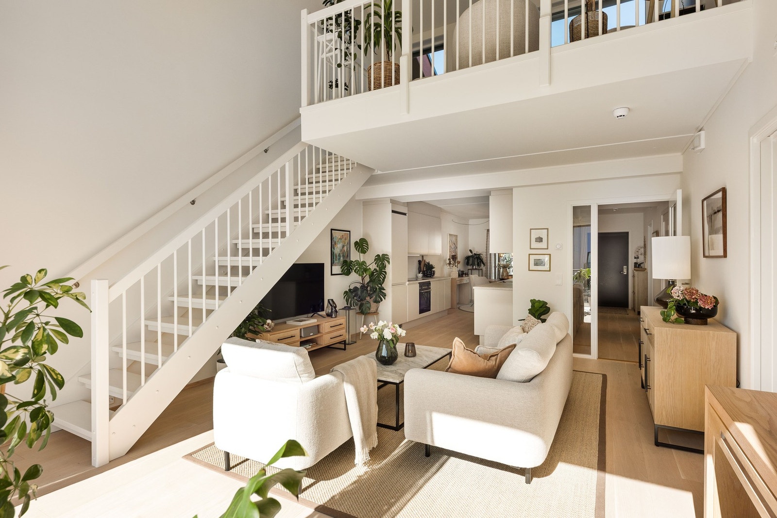 Trappeadkomst fra stuen til øverste etasje med messanin. Galleribilde