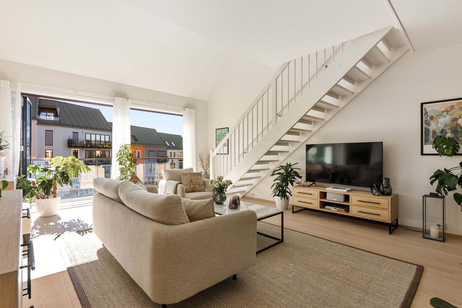 Stuen har utgang til veranda. Galleribilde