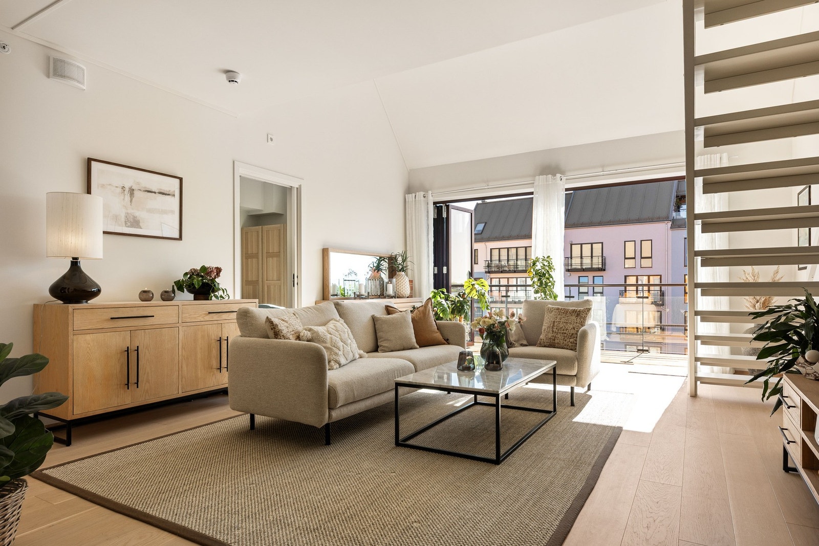 Stuen er lys og fin med store vindusflater og god takhøyde. Galleribilde