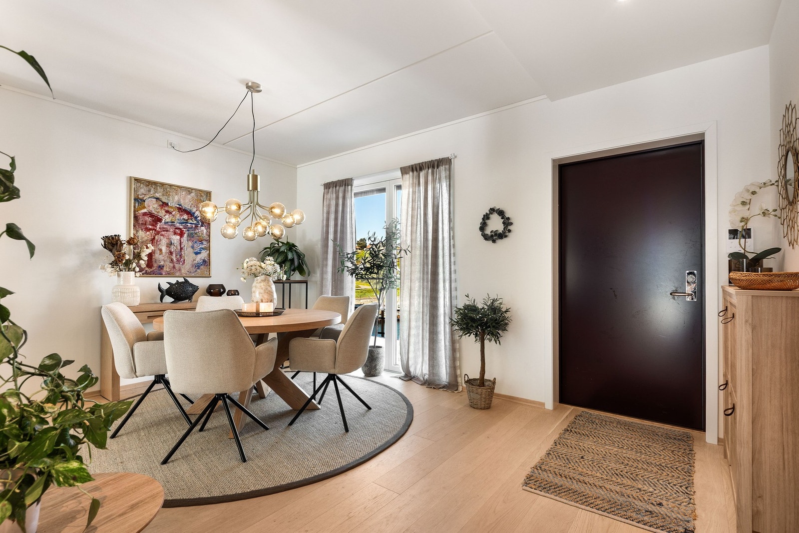 Stuen er delt opp i flere soner og her er det enkelt å finne løsningen som passer. Galleribilde