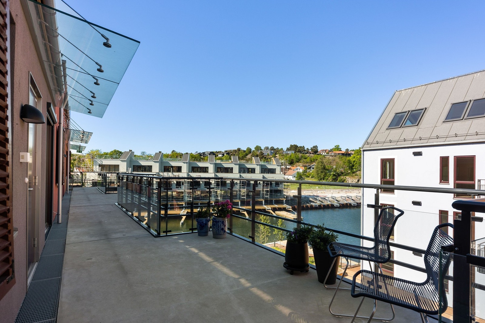 Fin velkomstterrasse med kanalutsikt. Galleribilde