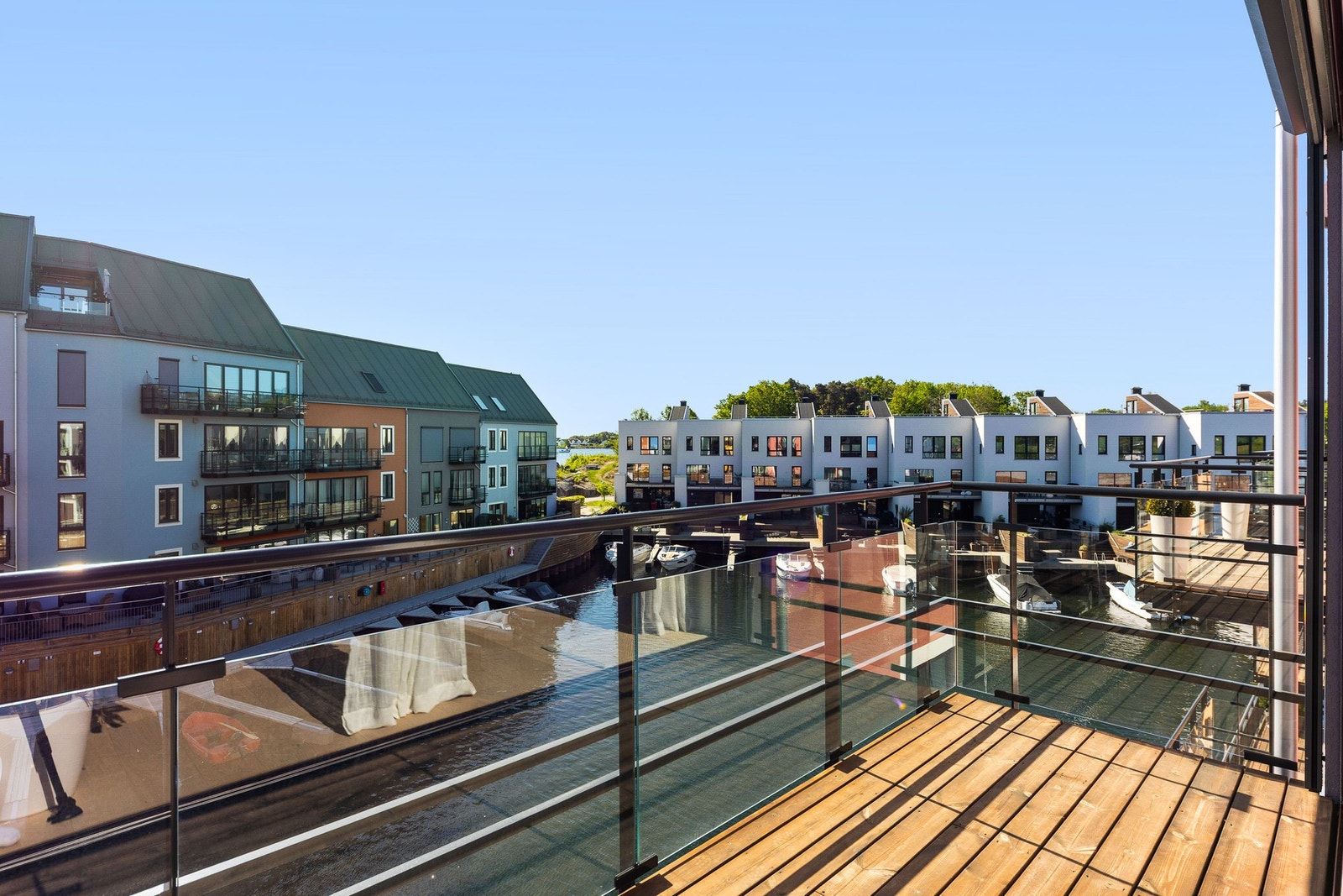 Nydelig utsikt kommer til sin rett på en balkong ved stuen. Galleribilde