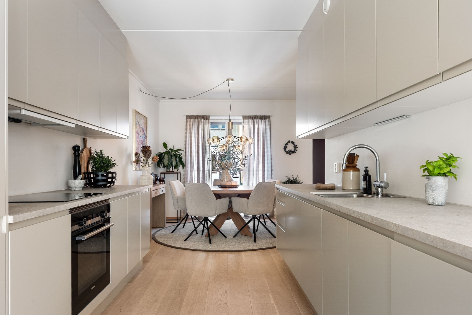 Flott kjøkken med gode arbeidsflater og lyse og pene overflater. Galleribilde