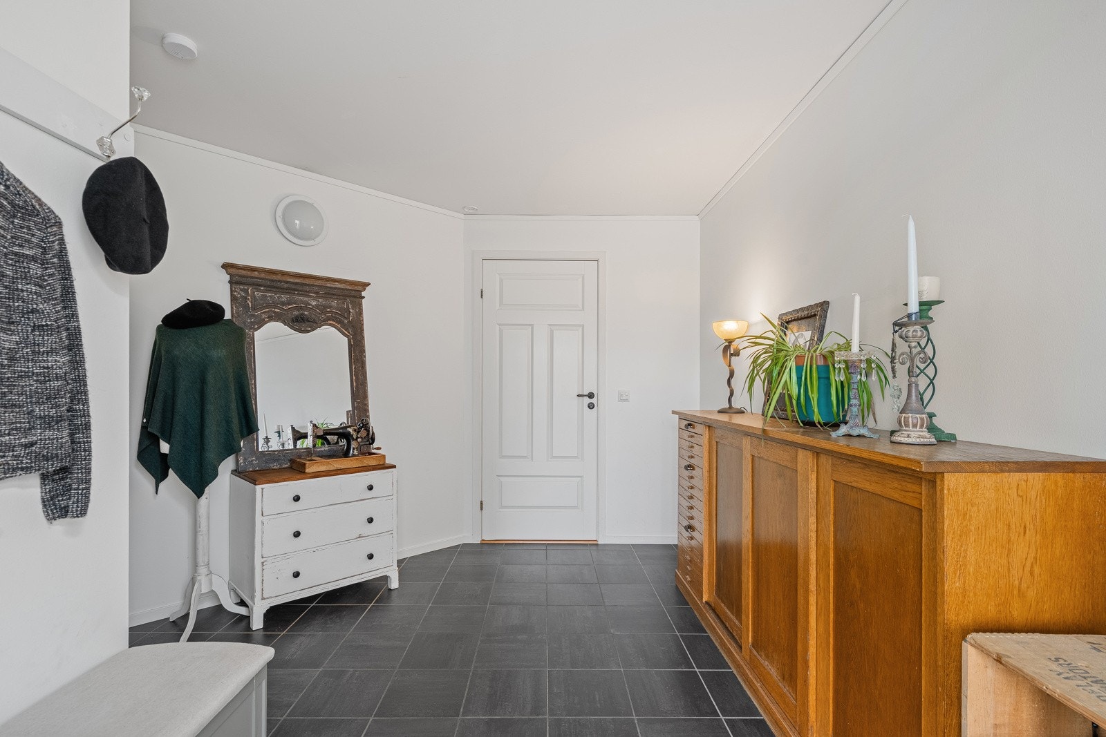 God plass til garderobeløsning for yttertøy. Tilkomst til praktisk bod fra gangen. Galleribilde