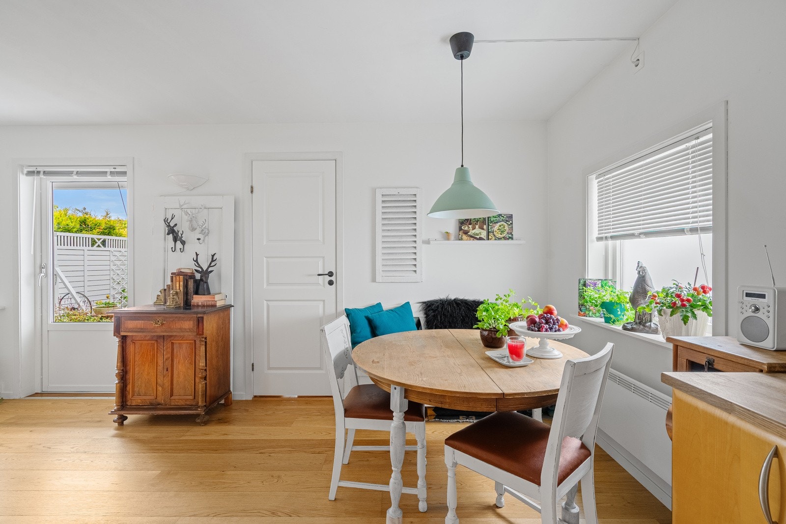 Leiligheten fremstår som lys og innbydende med lyse vegger og store vindusflater. Galleribilde