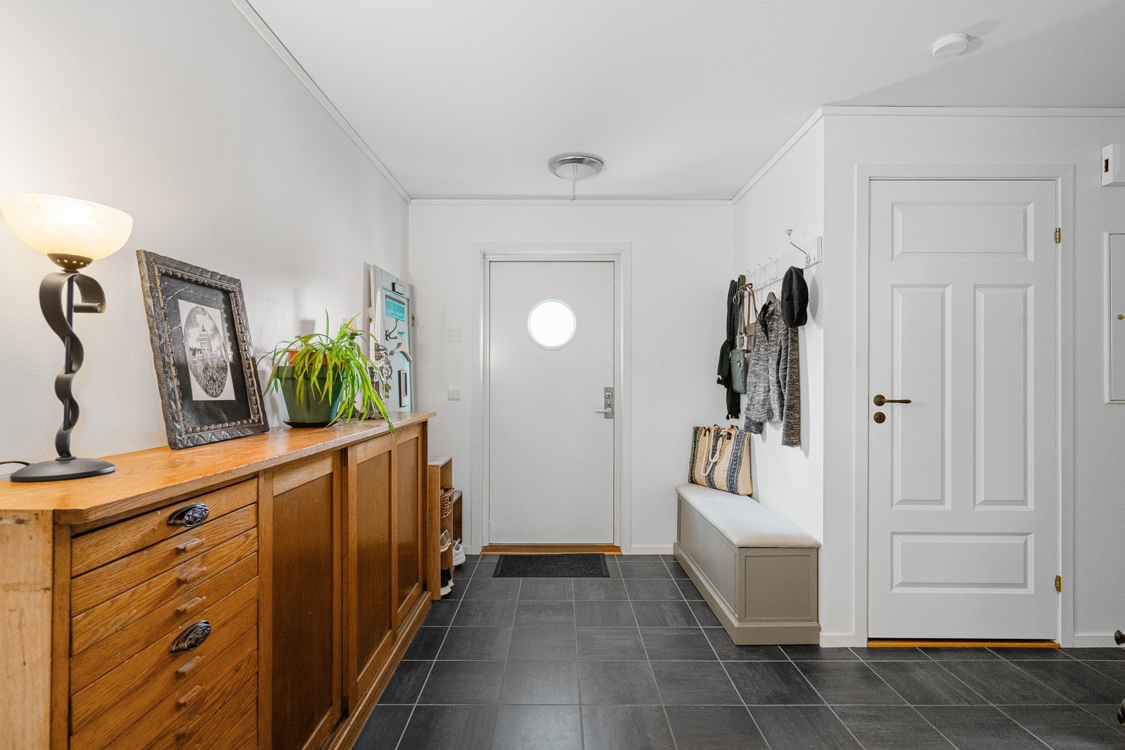 Velkommen inn! Romslig gang med varmekabler i gulvet Galleribilde