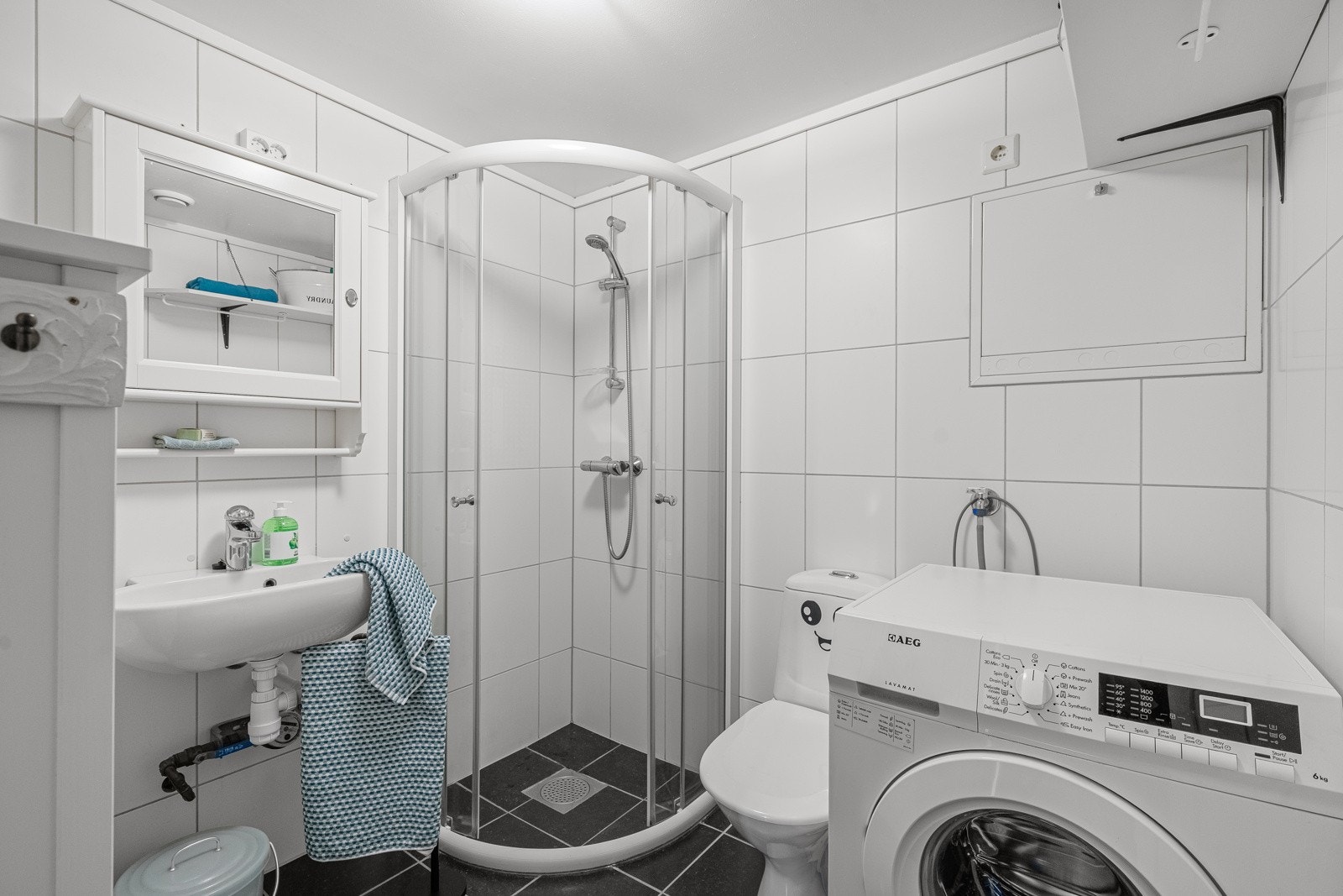 Leiligheten har et lyst flislagt baderom med elektriske varmekabler og mekanisk avtrekk. Galleribilde