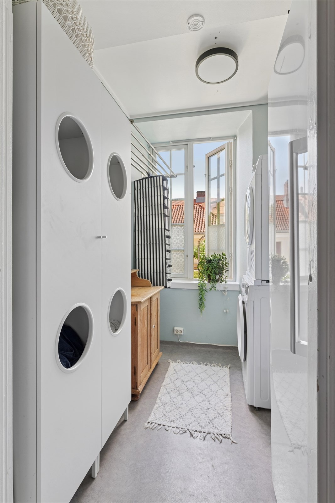 Praktisk vaskerom med god oppbevaringsplass. I forkant av dette rommet ligger wc-rommet som har både toalett og servant. Galleribilde