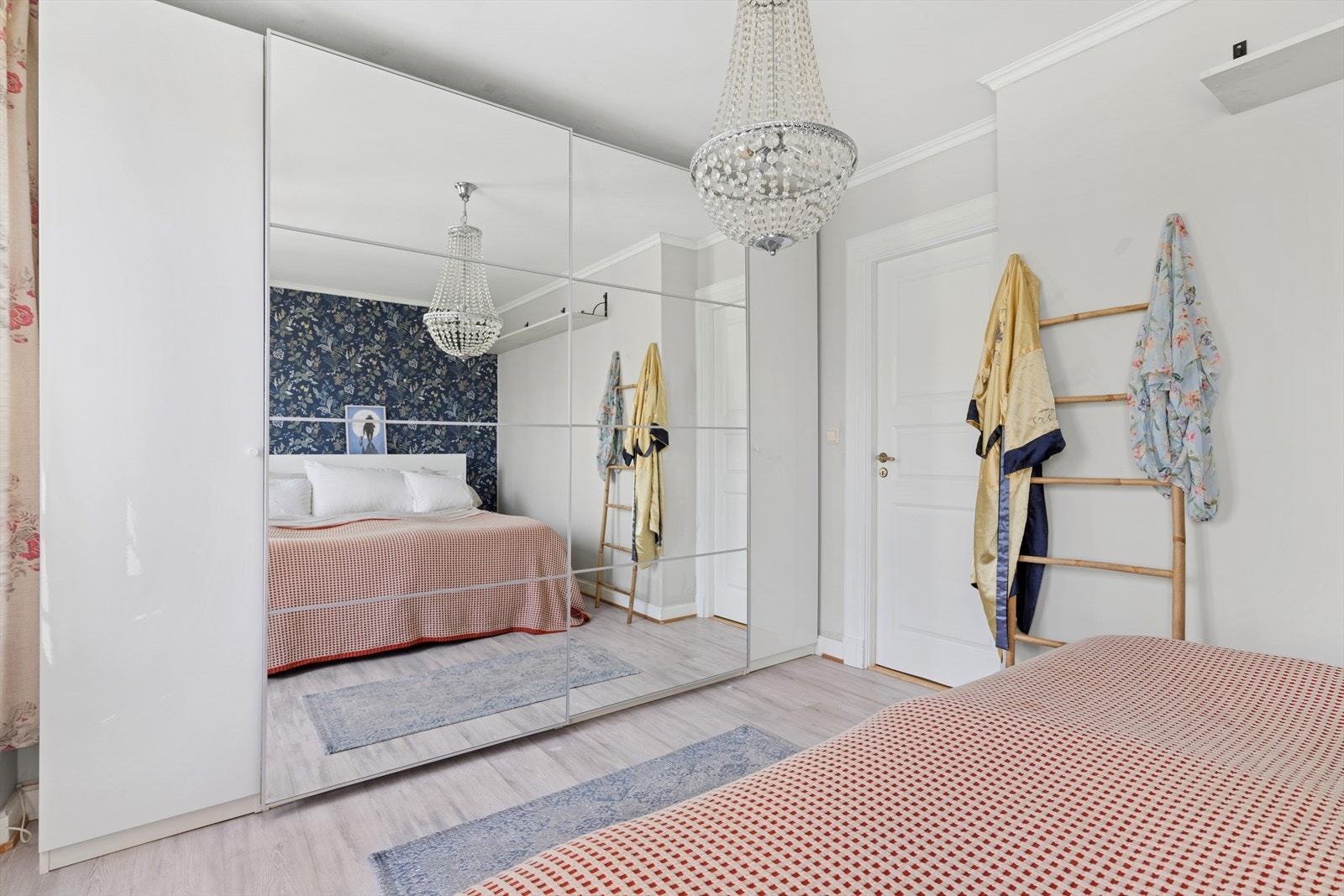 Her er det romslig skyvedørsgarderobe med speildører, og lysekrona medfølger i salget. Galleribilde
