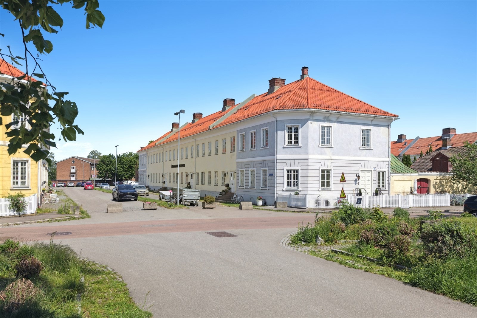 Her ses fasaden og inngangspartiet mot vest - det medfølger en biloppstillingsplass som ligger rett utenfor leiligheten. Galleribilde