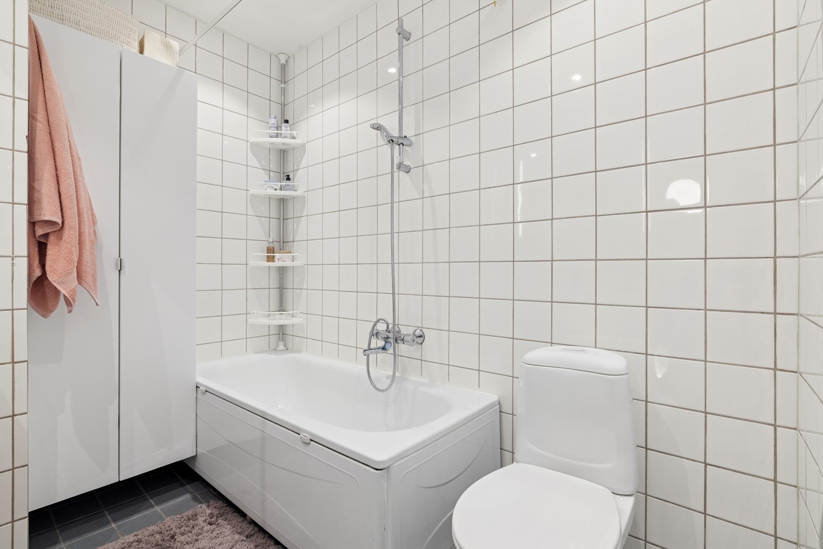 Leiligheten har to wc, ett på badet og ett i toalettrommet. Galleribilde