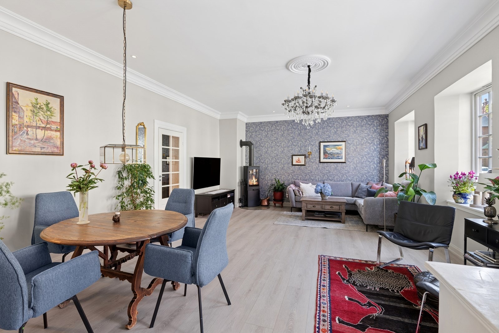 Stuen er romslig med god plass til både sofagruppe, spisestue andre sittegrupper. Galleribilde
