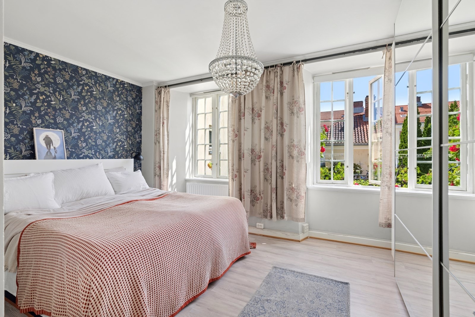 Herlig hovedsoverom med utsyn til bakgården. Galleribilde