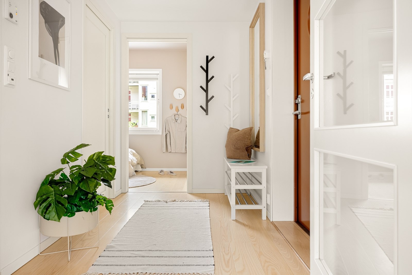 Velkommen inn i en romslig og velopplyst entré, med god plass til oppbevaring av yttertøy og sko Galleribilde