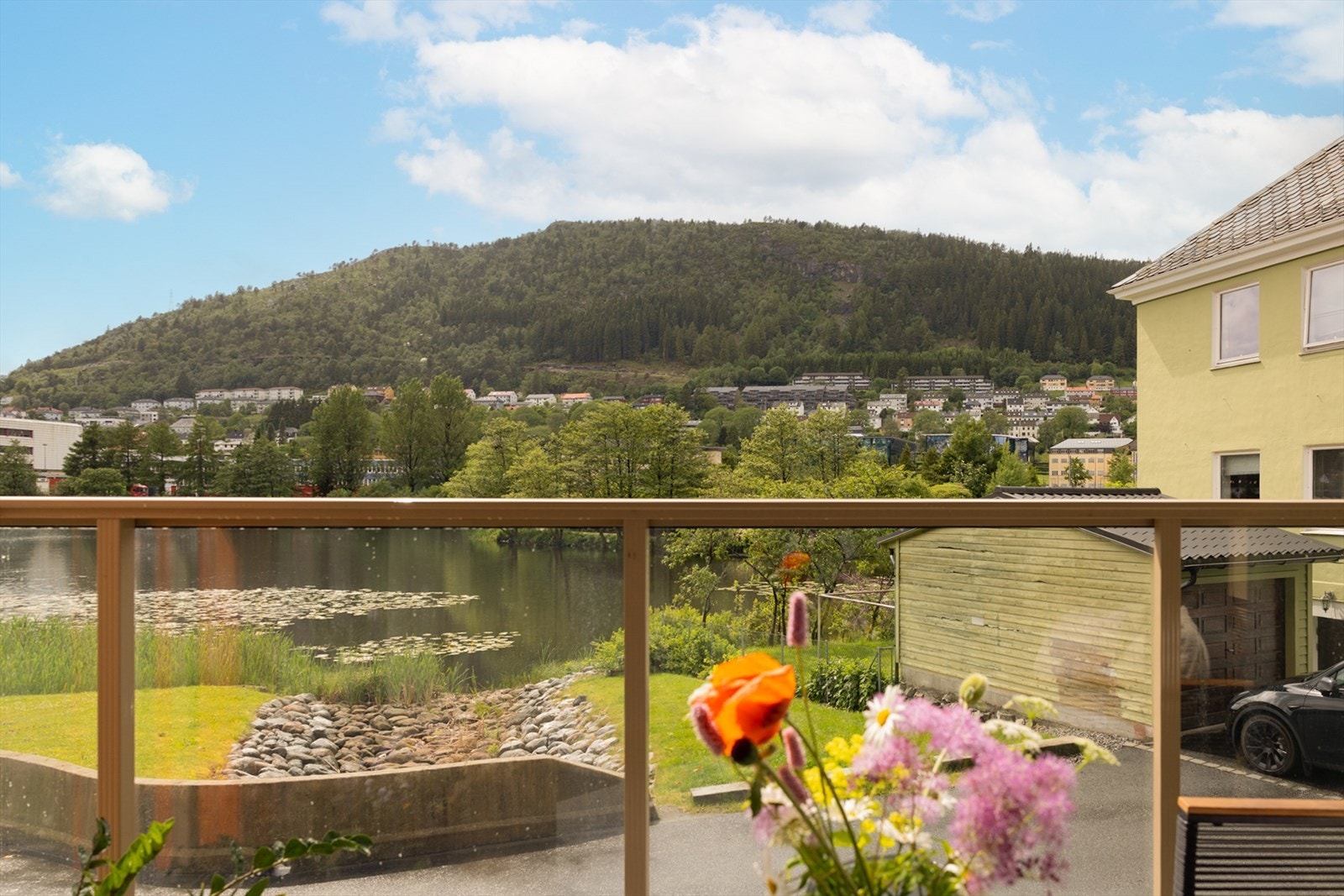 En strøken treroms leilighet med sentral beliggenhet på Kronstad Galleribilde