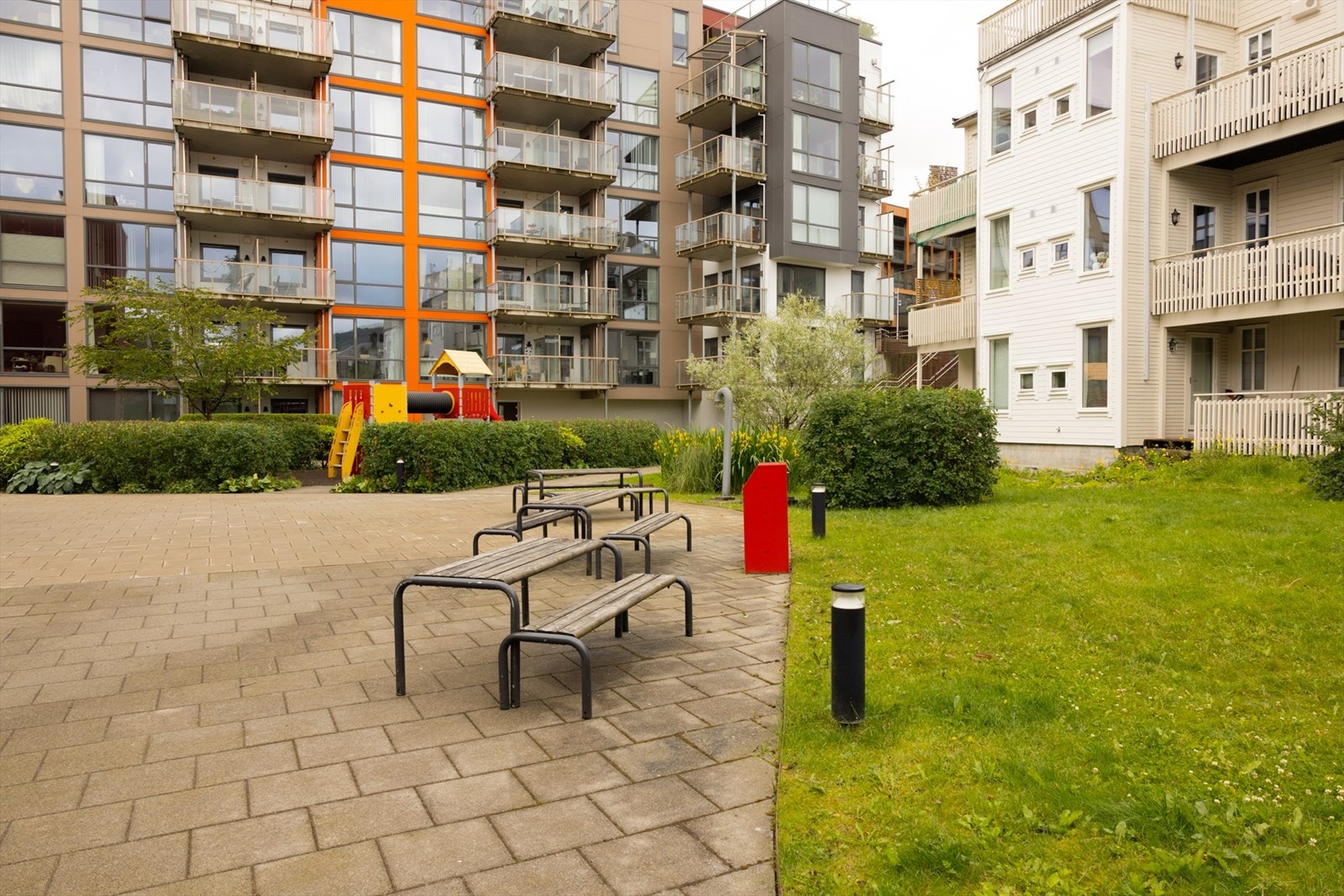Bakgården er flott opparbeidet med grøntområder og lekeplass Galleribilde