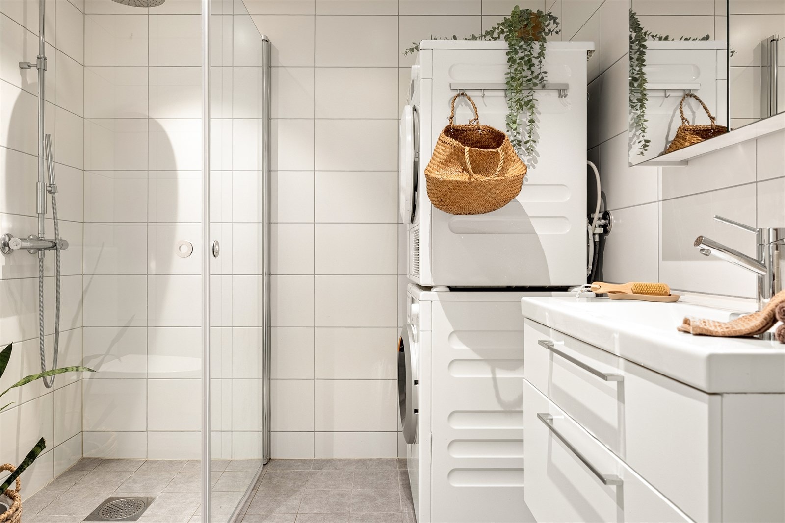 Badet er lyst og helfliset, med varmekabler i gulvet Galleribilde