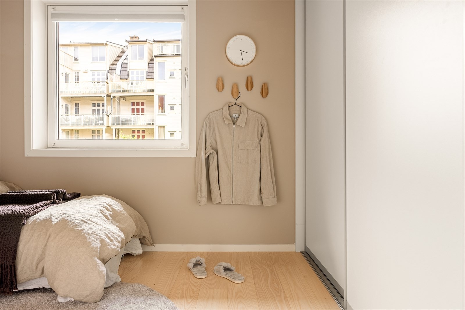Her er det innredet med stor skyvedørsgarderobe Galleribilde