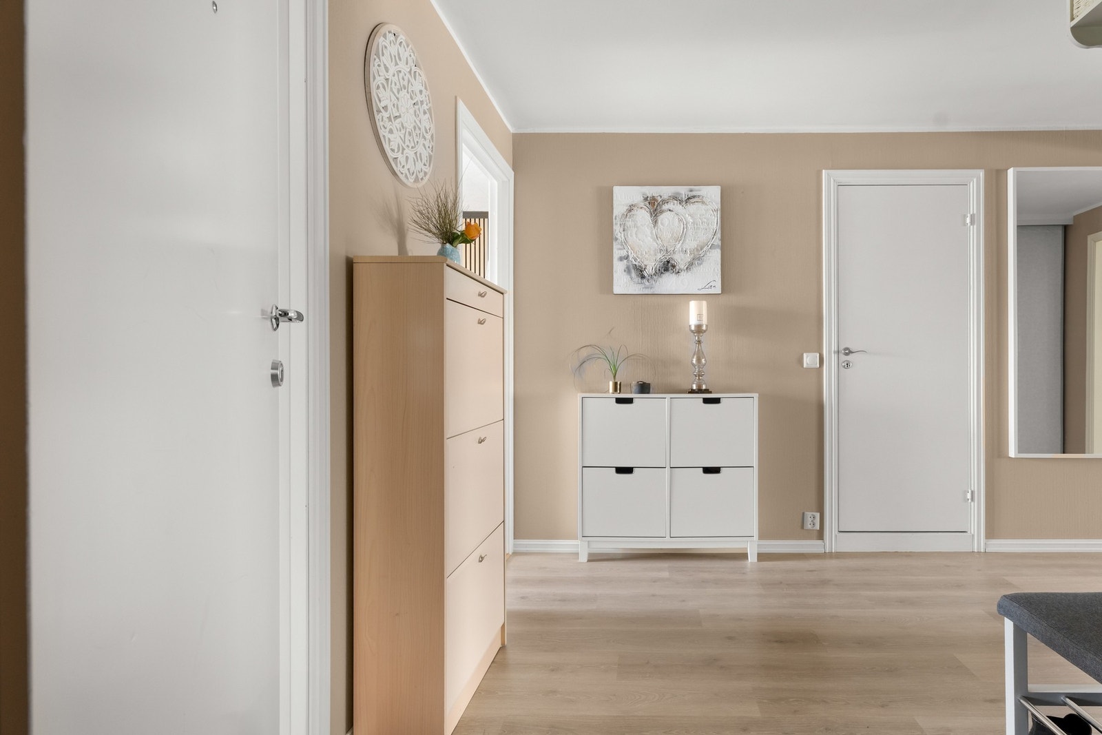 En lys og romslig entré Galleribilde