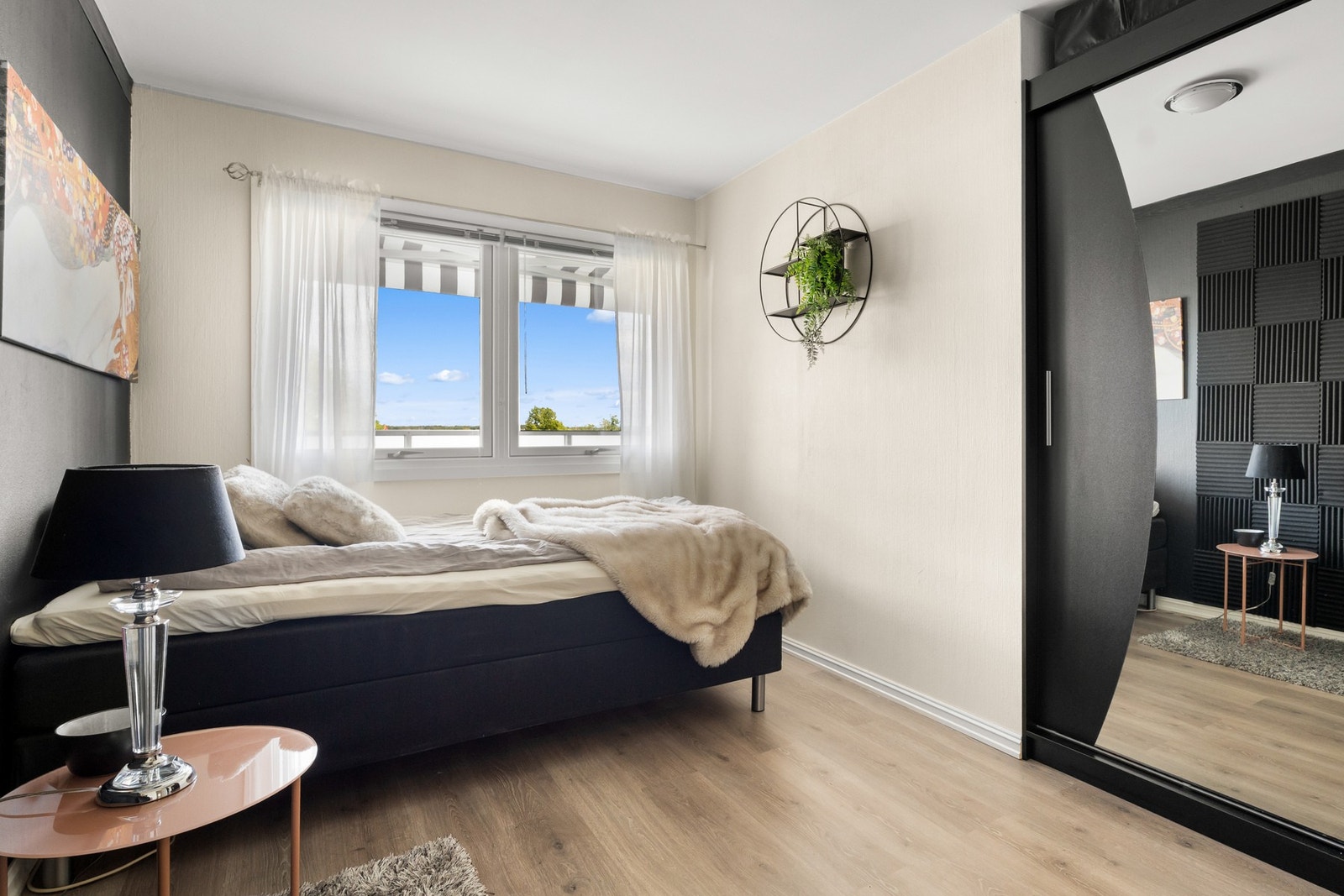 Rommet er av god størrelse og har plass til dobbeltseng og garderobe Galleribilde