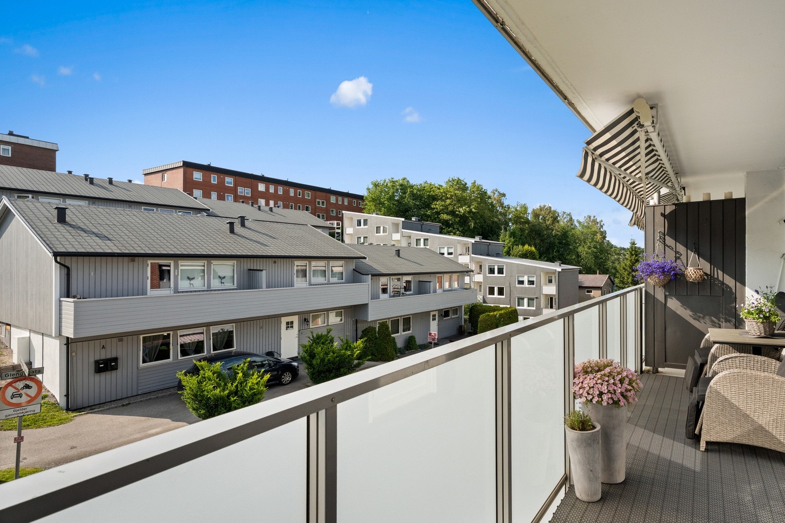 Fra balkongen er det utsikt til Glengshølen mot høyre Galleribilde