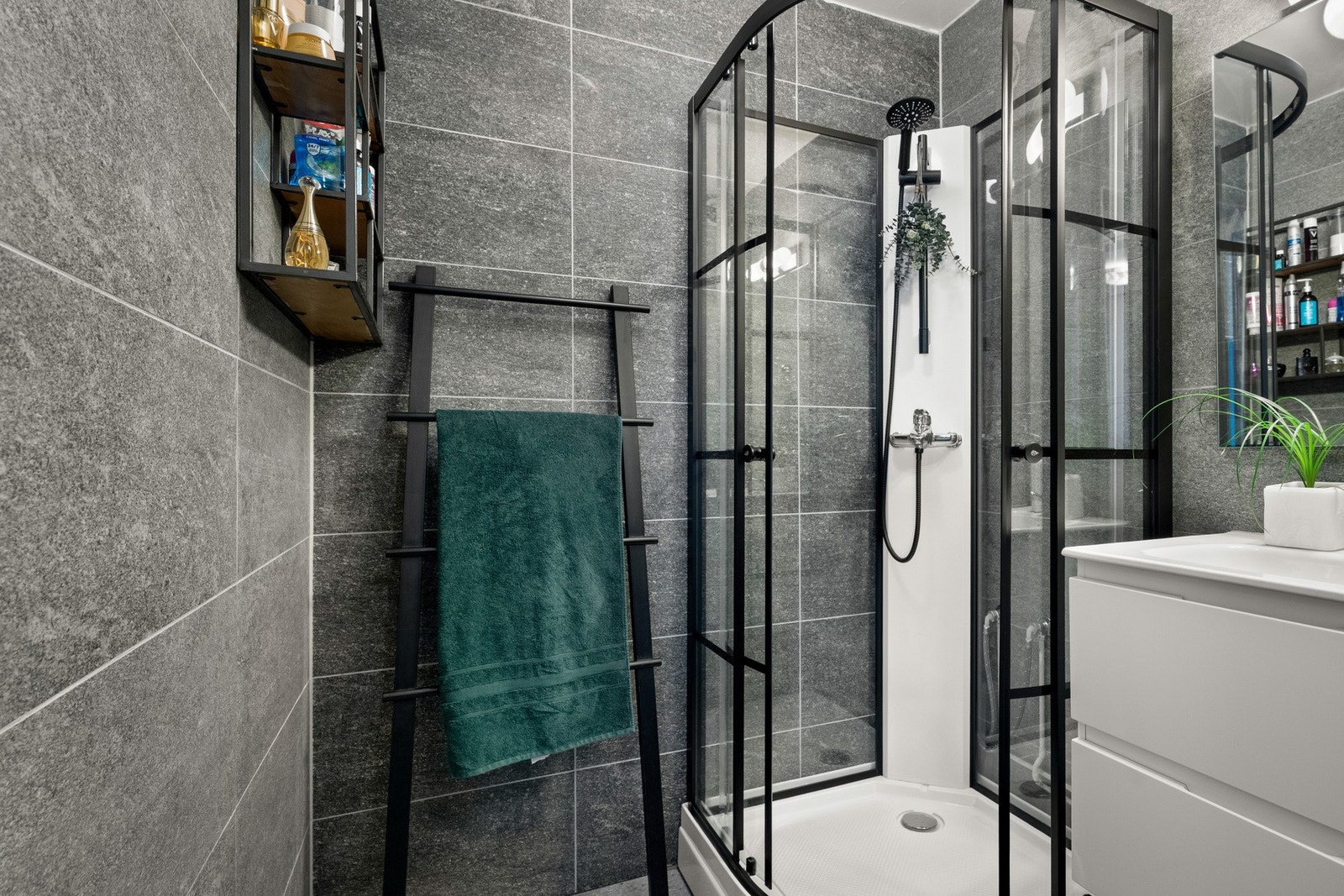 Badet er utstyrt med servantinnrening og dusjkabinett Galleribilde