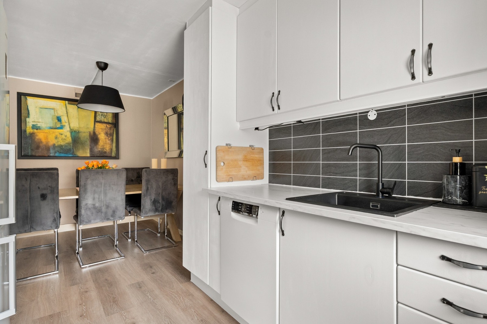 Det er over- og underskap og laminert benkeplate Galleribilde
