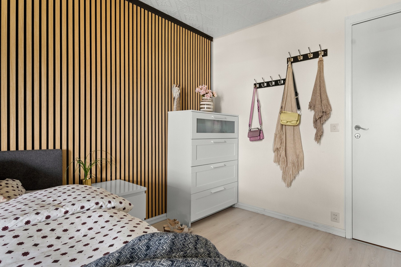 Nytt laminatgulv fra 2023. Det er god plass til dobbeltseng og garderobe Galleribilde