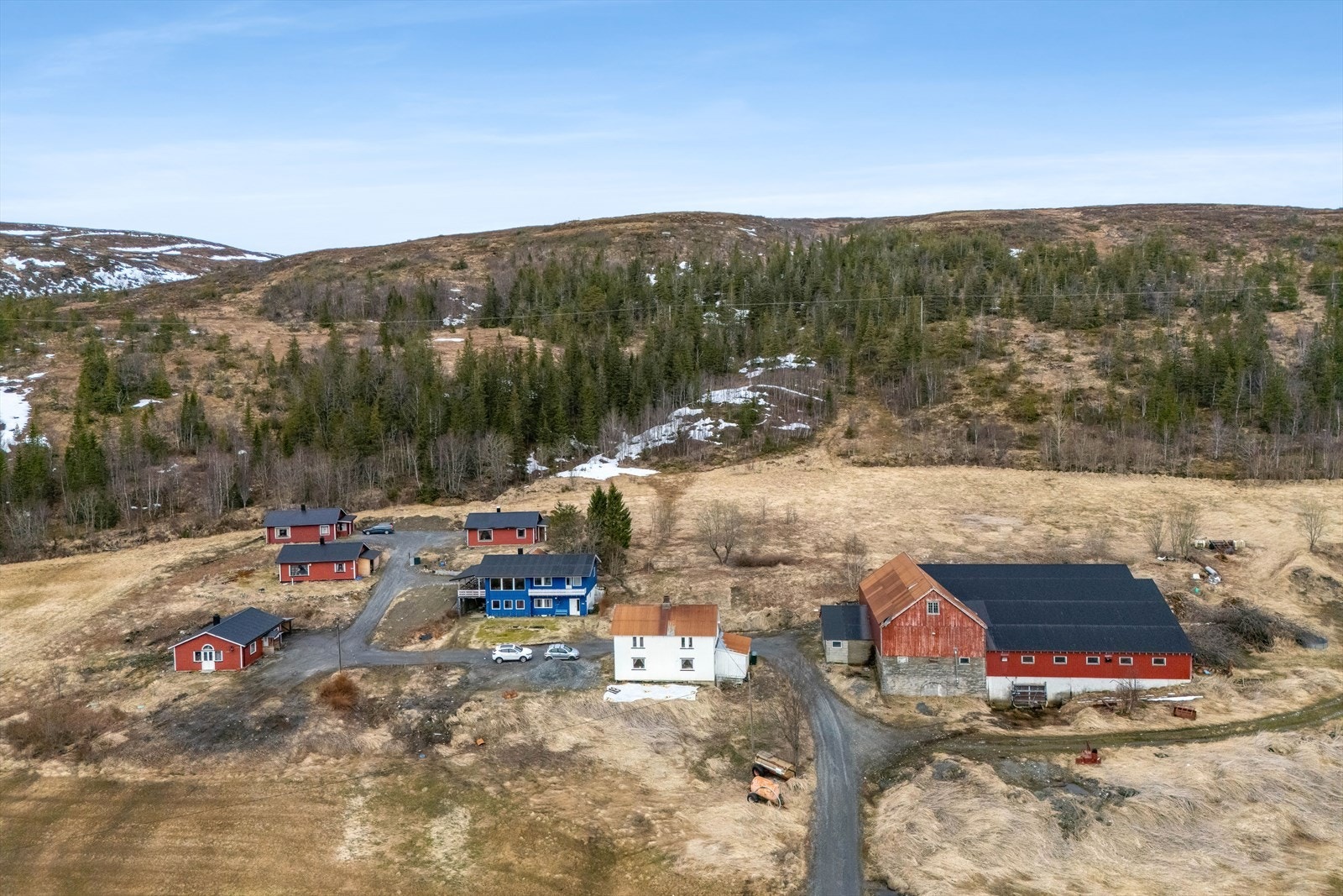 Med eiendommen medfølger også åtte eiendommer med blant annet fulldyrket jord og produktivt skogarealet. Galleribilde