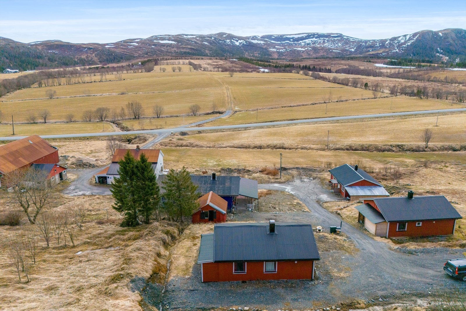Ikke langt fra eiendommen ligger et lite vann hvor eiendommen har et naust. Galleribilde