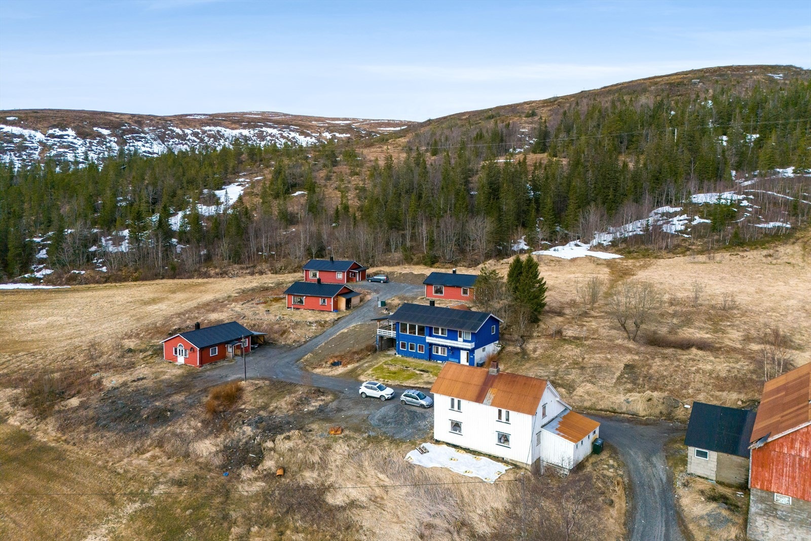 Eiendommen ligger fint til i naturskjønne omgivelser. Galleribilde