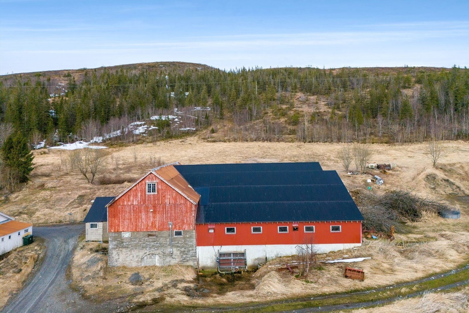I tillegg til eiendommene er det oppført et fjøs, redskapshus og et uthus. Galleribilde