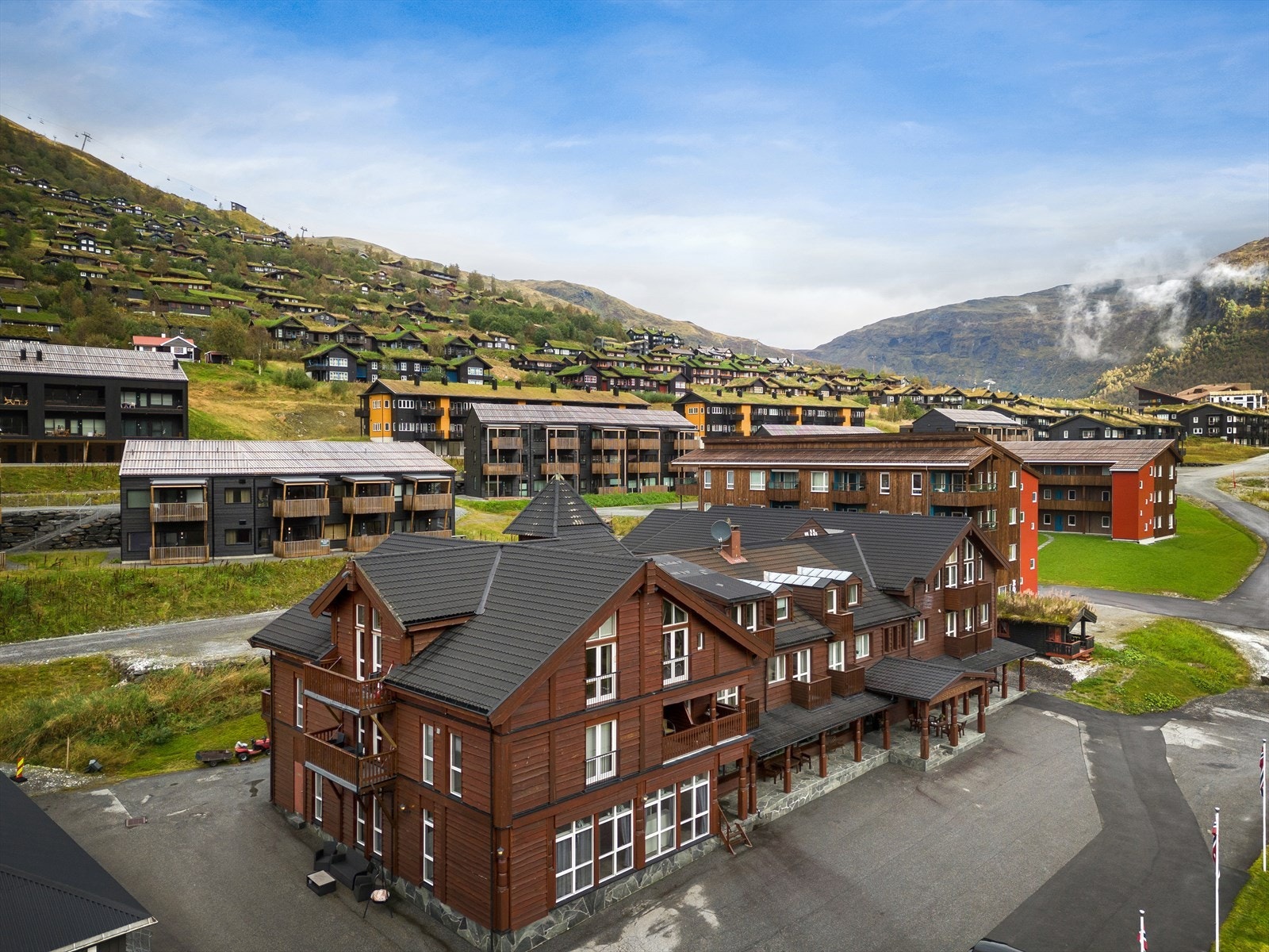 Fra eiendommen er det kort avstand til skianlegget i Myrkdalen. Galleribilde