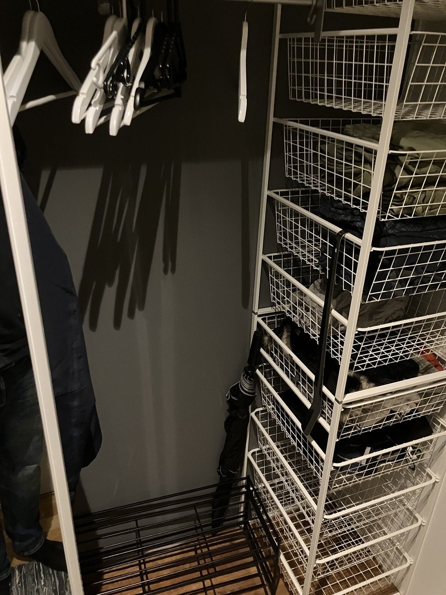 Stort skap med skyvedører i gangen. Galleribilde