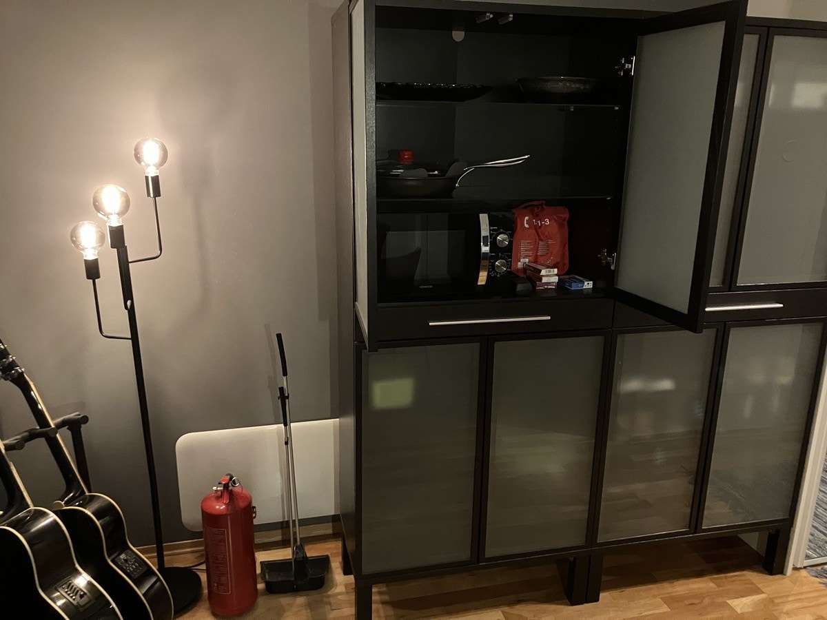 Mikrobølgeovn i skapet Galleribilde