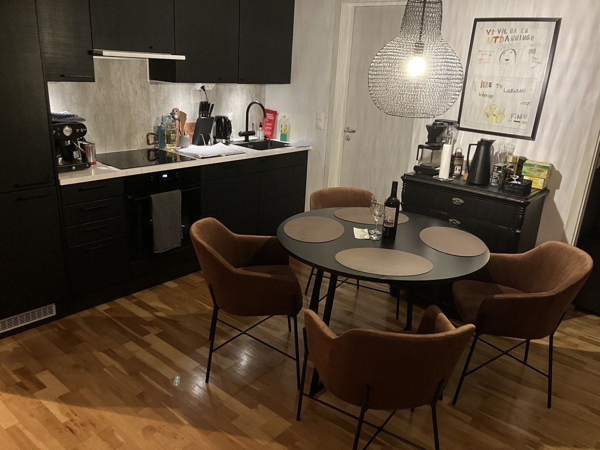 Oppvaskemaskin, kjøleskap med frys integrert i kjøkken Galleribilde