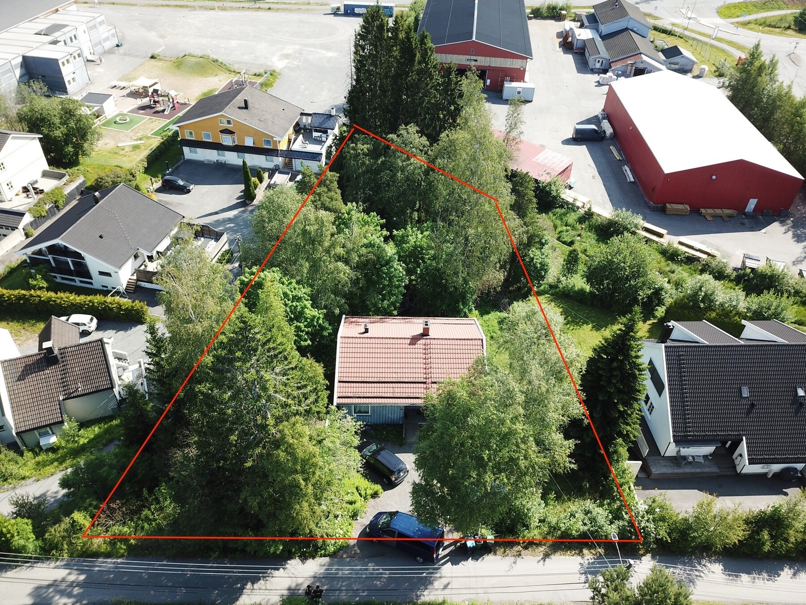 Tomtegrenser skissert med rødt. Skisseringene er ikke 100% nøyaktige og avvik fra opptegningen kan forekomme. Galleribilde