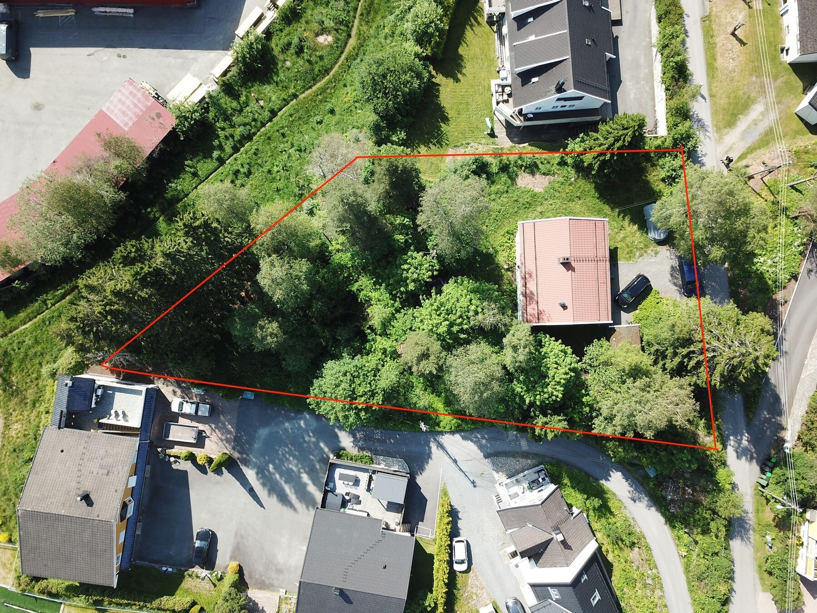 Tomtegrenser skissert med rødt. Skisseringene er ikke 100% nøyaktige og avvik fra opptegningen kan forekomme. Galleribilde