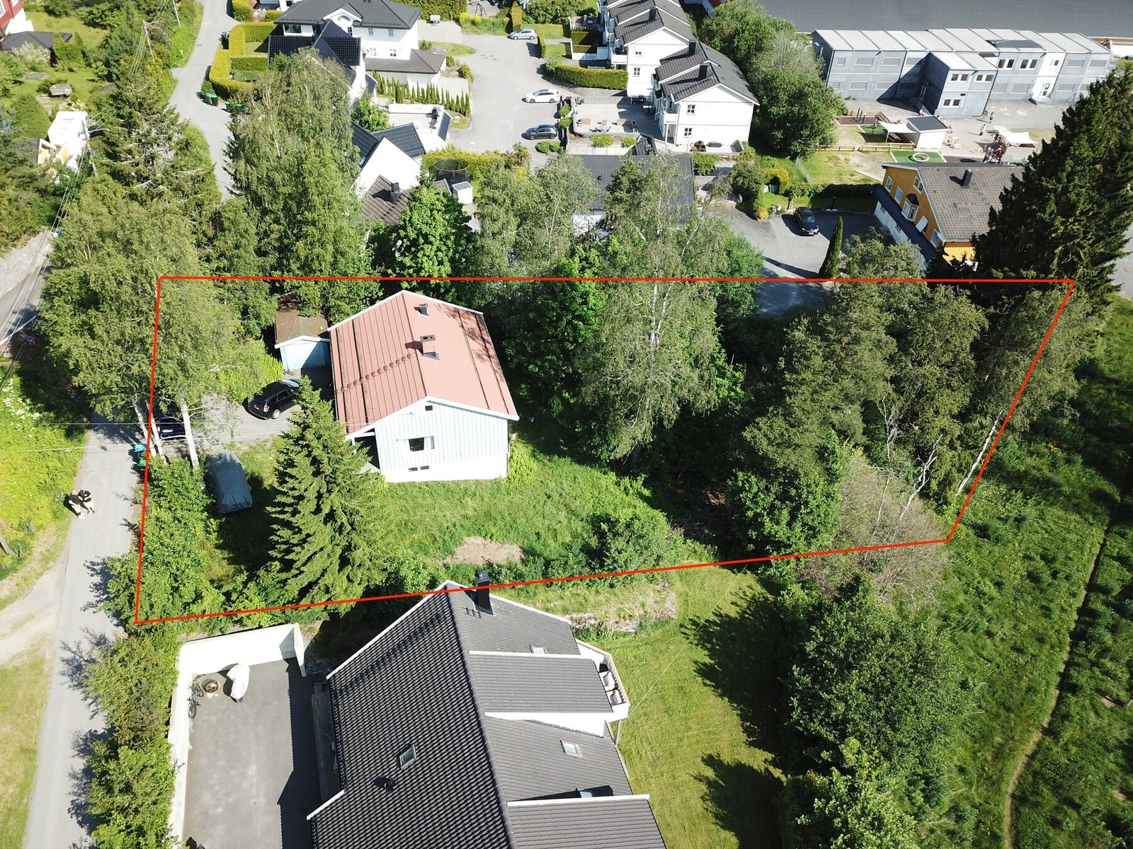 Tomtegrenser skissert med rødt. Skisseringene er ikke 100% nøyaktige og avvik fra opptegningen kan forekomme. Galleribilde