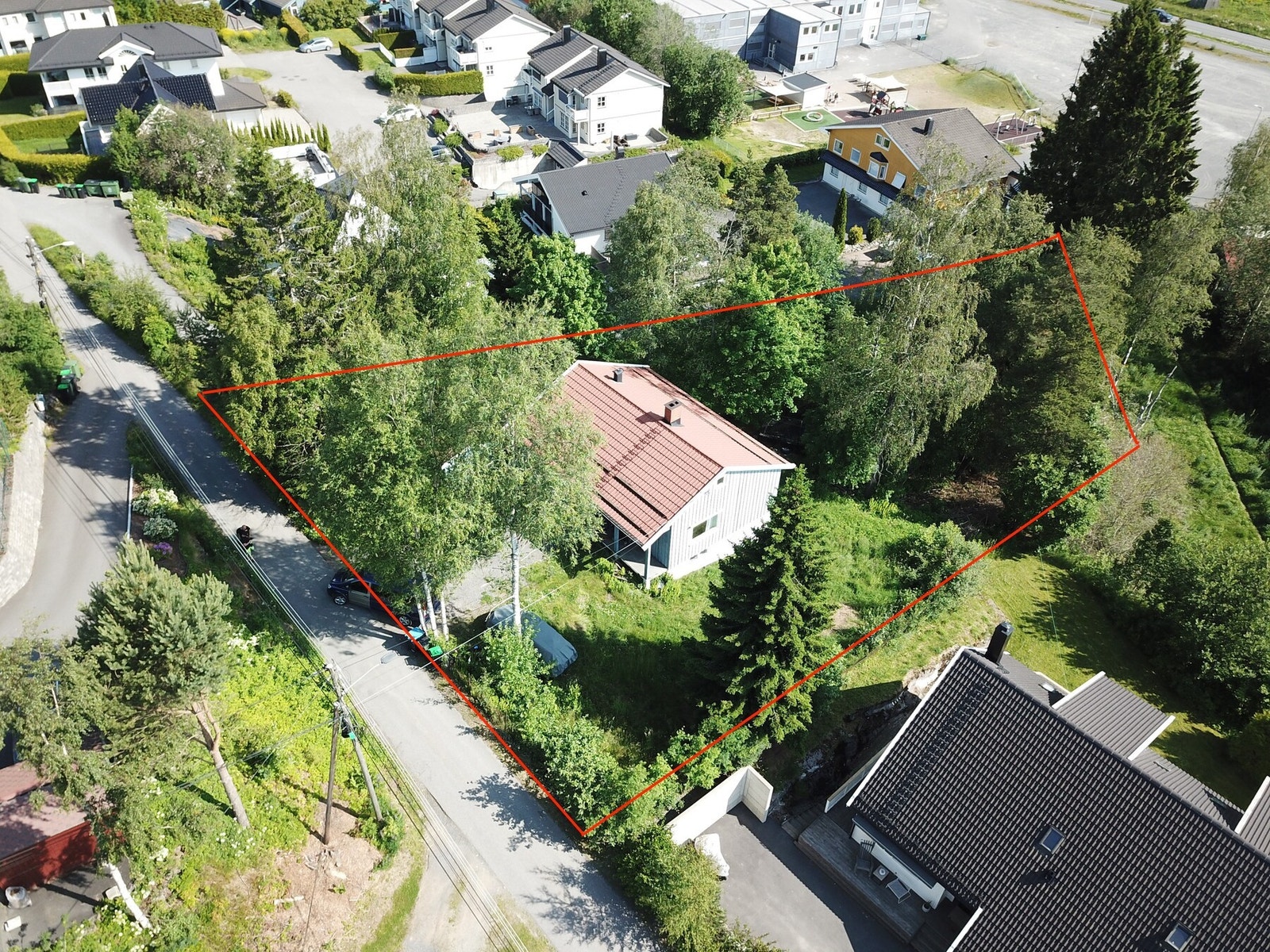 Tomtegrenser skissert med rødt. Skisseringene er ikke 100% nøyaktige og avvik fra opptegningen kan forekomme. Galleribilde