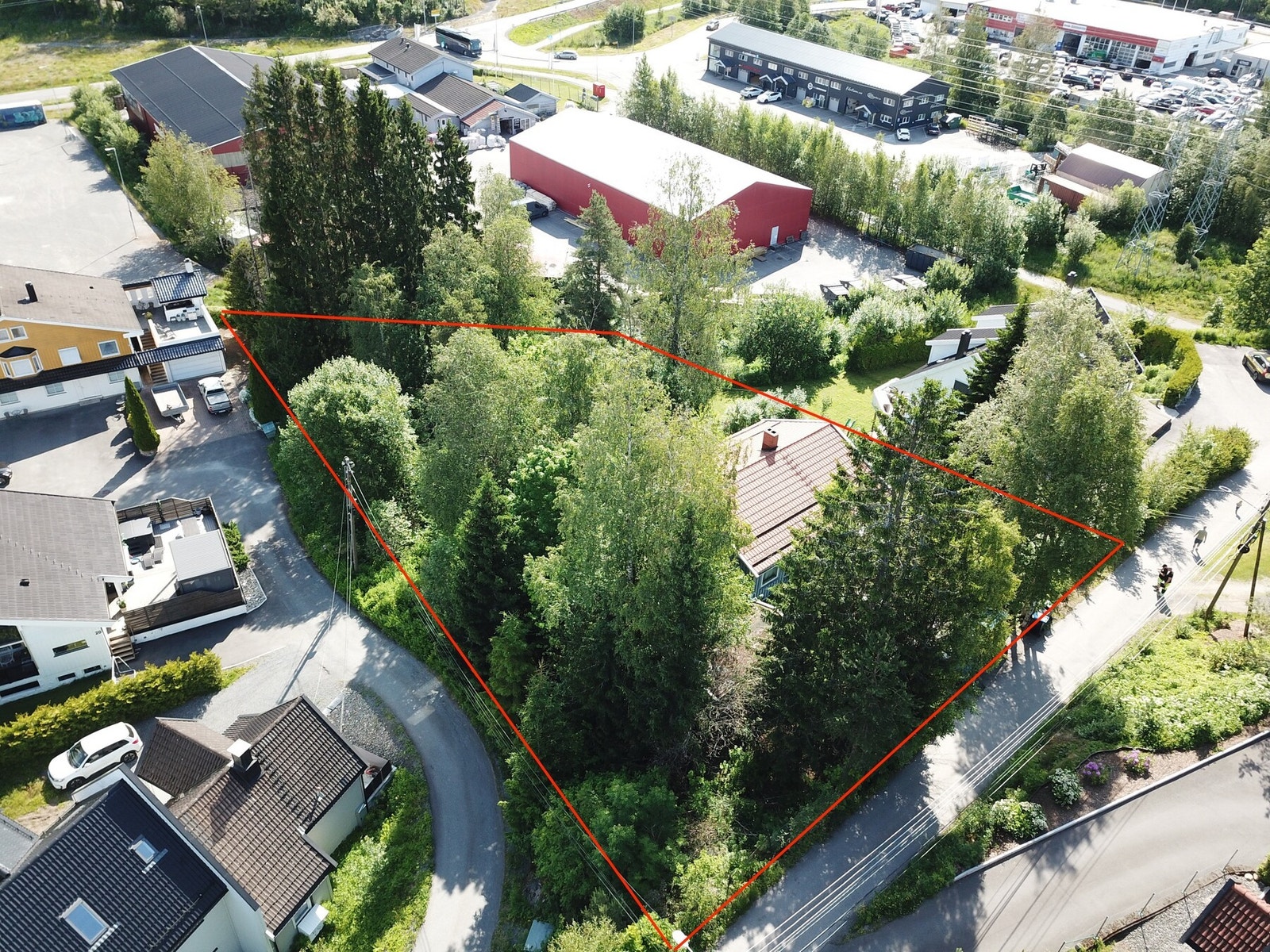 Tomtegrenser skissert med rødt. Skisseringene er ikke 100% nøyaktige og avvik fra opptegningen kan forekomme. Galleribilde