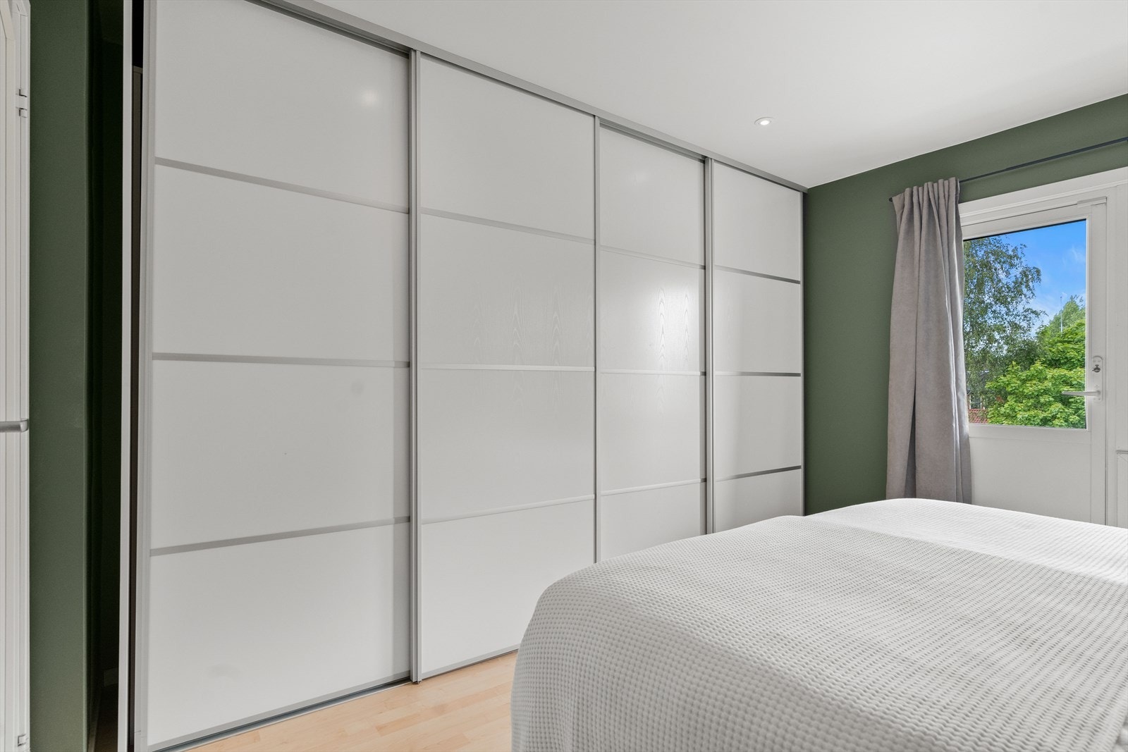 Videre er det plass til klesoppbevaring i stor skyvedørsgarderobe. Galleribilde