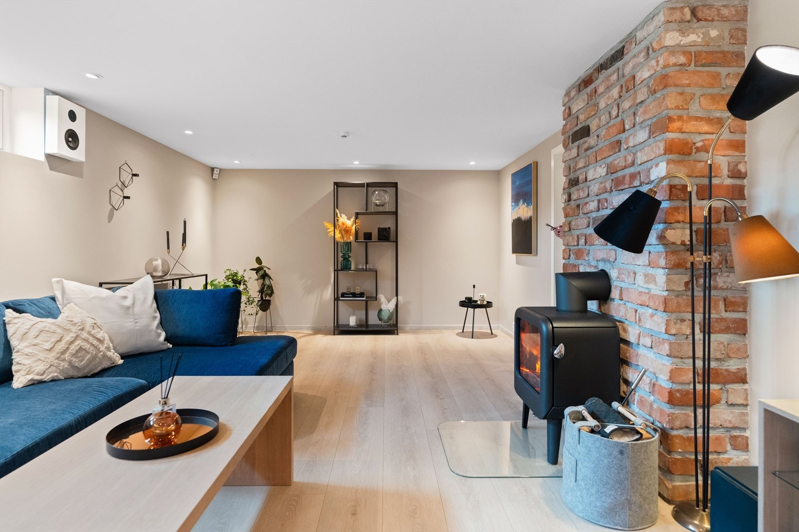 Rommet har blitt benyttet som kjellerstue, og er innredet med sofa, tv-bord og bokhyller. Galleribilde