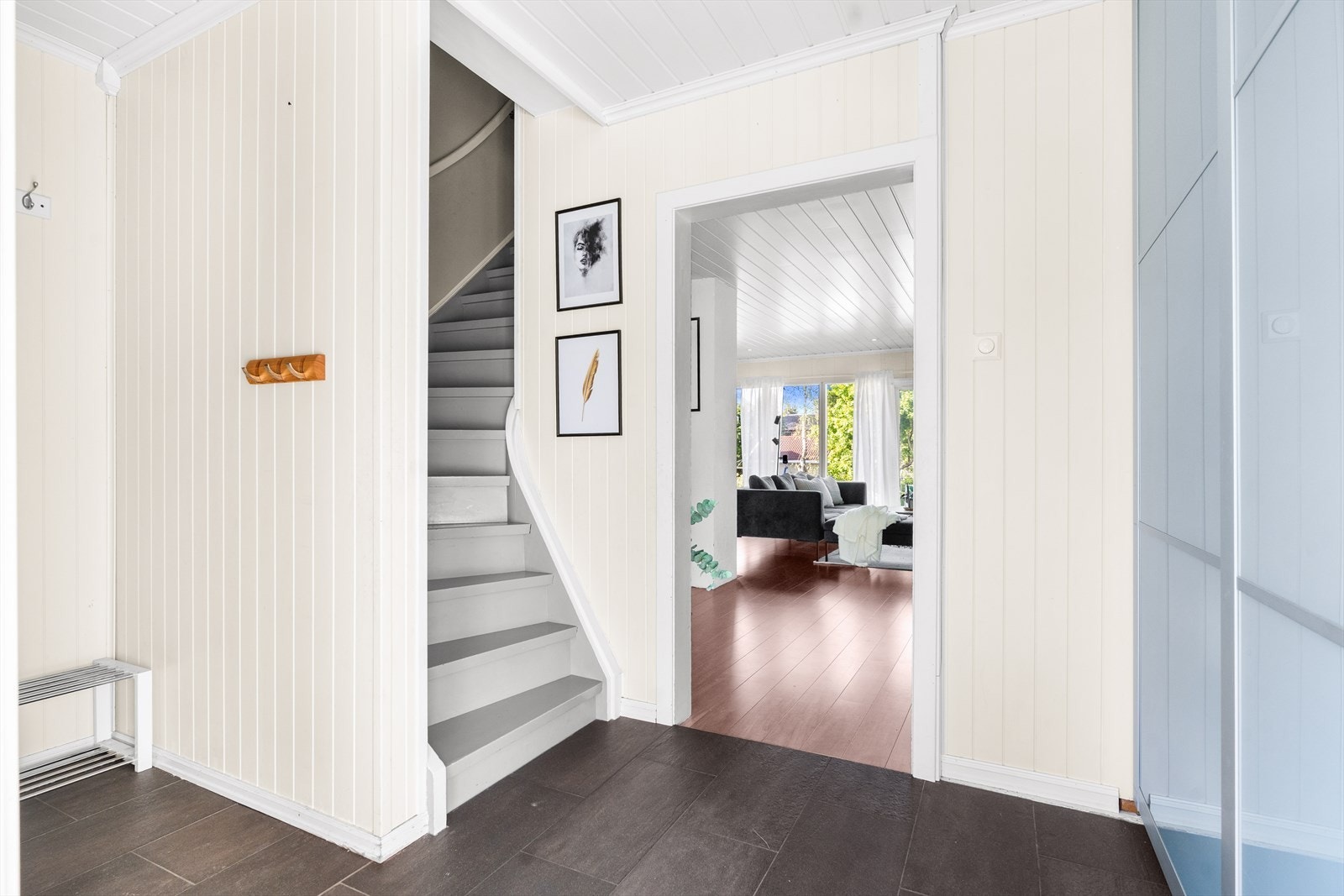 Vel inne i entréen er det plass til å henge fra seg yttertøy i praktisk skyvedørsgarderobe. Galleribilde
